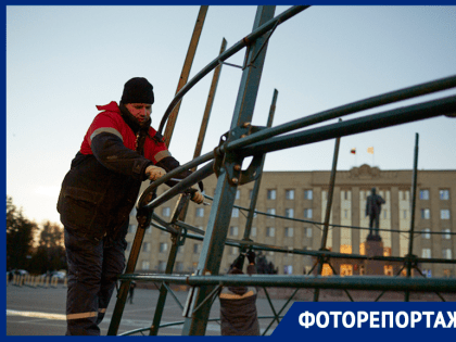 В Ставрополе на площади Ленина начали монтаж главной ели