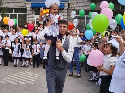 Сегодня в школах Советского городского округа прошли торжественные линейки, прозвенел долгожданный школьный звонок