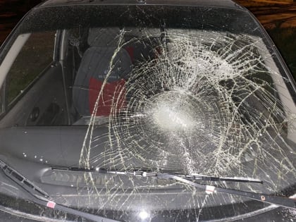 Житель Георгиевска разбил камнем лобовое стекло и фары машины приятельницы