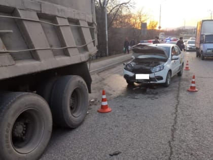 Таксист получил травму головы при ДТП с «Камазом» в Кисловодске