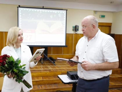Ольга Казакова поздравила сотрудников пятигорской библиотеки