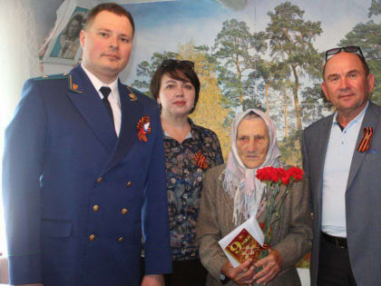 В Казгулаке поздравили Лидию Васильевну Ткаченко, которая была награждена знаком «Житель блокадного Ленинграда»