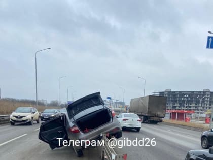 В Минеральных Водах иностранный водитель грузовика столкнулся с легковым авто