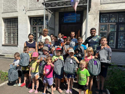 Карен Аванесян вручил школьникам Антрацита подарки к новому учебному году