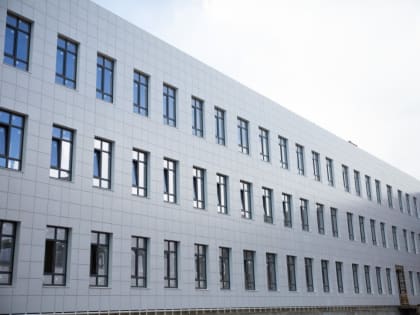 В строящейся школе на улице Чапаева в Ставрополе обустраиваются спортивные зоны