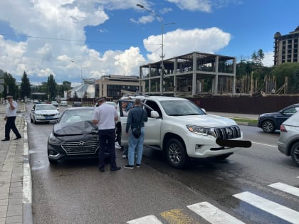 Женщина с ребёнком попала в сильное дтп, пропуская на пешеходном переходе девушку с коляской.