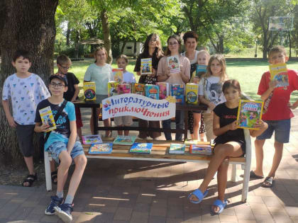 Читающий август