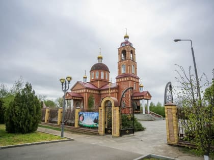 В четверг Светлой седмицы митрополит Кирилл возглавил Божественную литургию в храме Иверской иконы Божией Матери села Грачевка