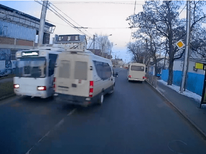 Лихачество водителя маршрутки в Ставрополе попало на камеру видеорегистратора