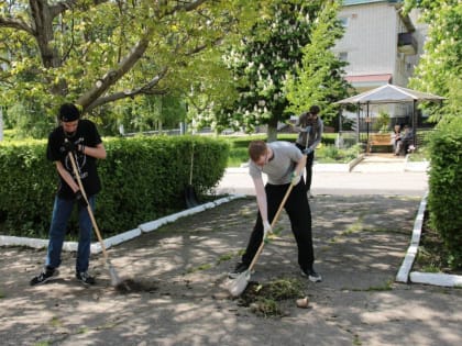 Активисты партии и волонтёры провели субботник на территории геронтологического центра