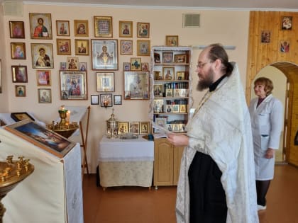 Священник поздравил молодых мам в родильном доме