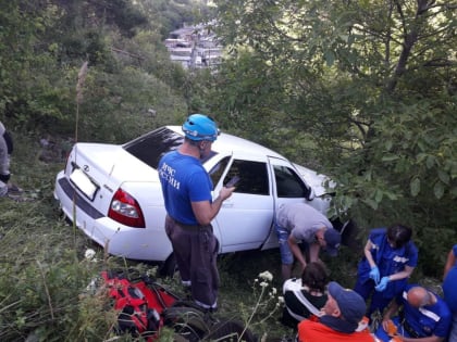 Женщина и мужчина упали со скалы на автомобиле в Кисловодске