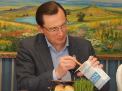 «Без соли никуда»: мэр Кисловодска Моисеев удивил подписчиков очередным перформансом