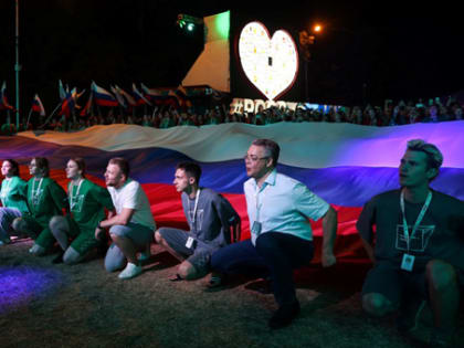 Российский флаг площадью 144 квадратных метров развернули в Пятигорске участники Всероссийского форума «Машук» вместе с Владимиром Владимировым и Денисом Майдановым