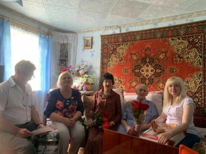 Активист «Единой России» поздравил труженика тыла с 95-летием