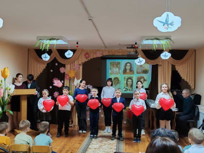 В преддверии 8 марта Кировские полицейские посетили воспитанников реабилитационного центра для несовершеннолетних