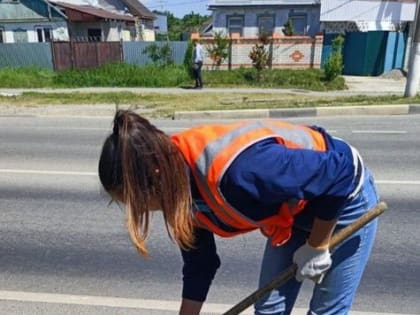Коммунальщики Невинномысска ухаживают за клумбами и розариями