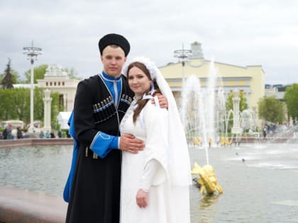 Ставропольская пара сыграла свадьбу на ВДНХ в нарядах краснокумских мастериц