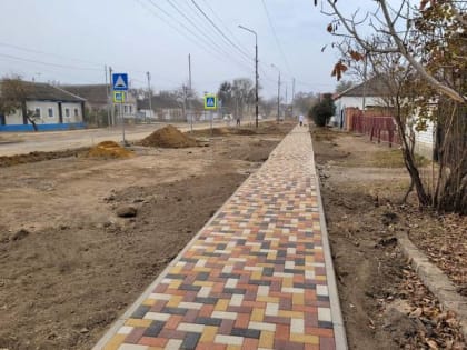 В городе Благодарном полном ходом идет ремонт тротуаров и автомобильной дороги по улице Ленина