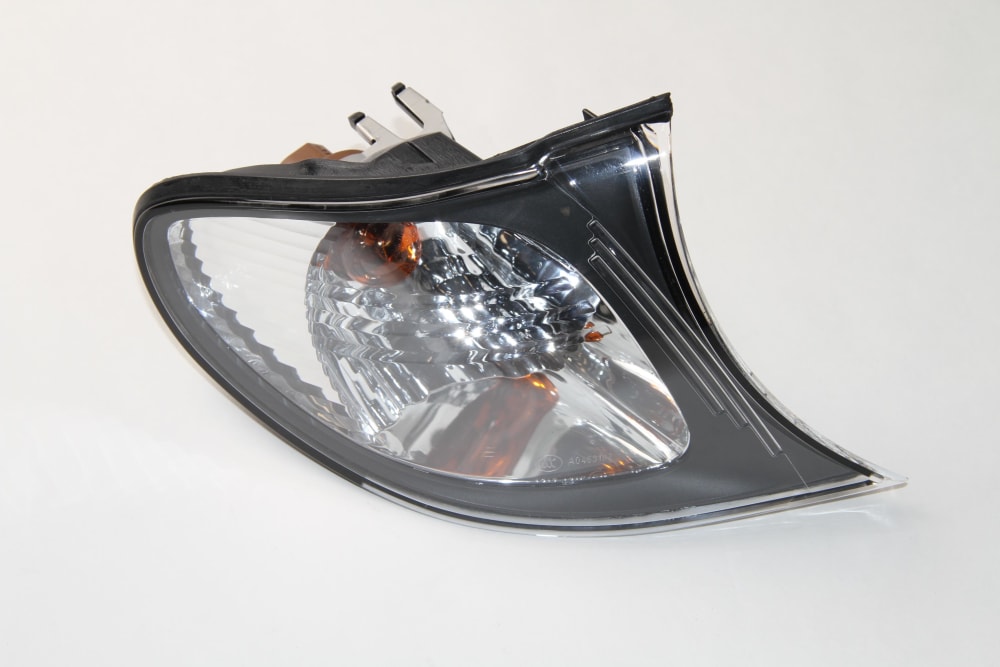 Blinklys E-46 4d Hvit 09/01- (svart kant) høyre