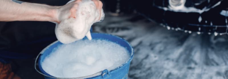 Vaske bilen med grønnsåpe