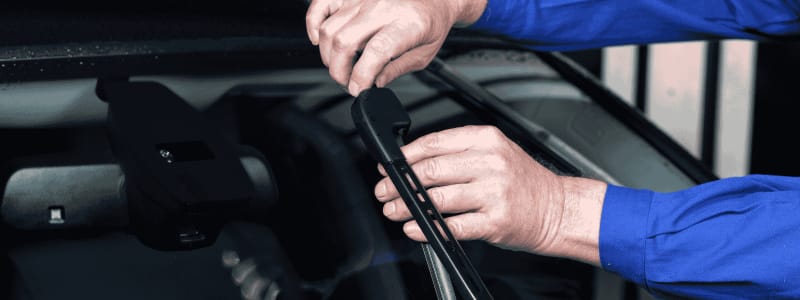 Hvordan bytte vindusviskere på BMW