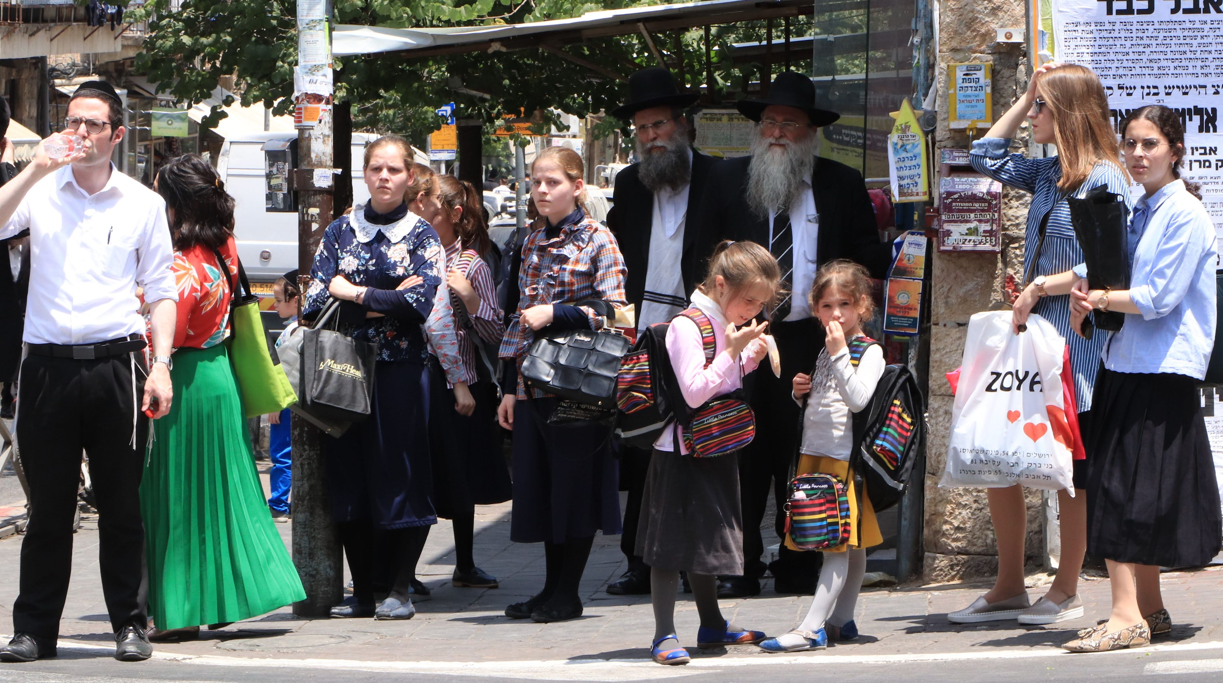 לכבוד שעבס קוידש: מסע לעולמם של החרדים בבני ברק