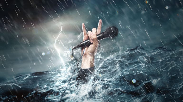 הרוכבים אל הים: סטנדאפ וטרגדיה על במה אחת