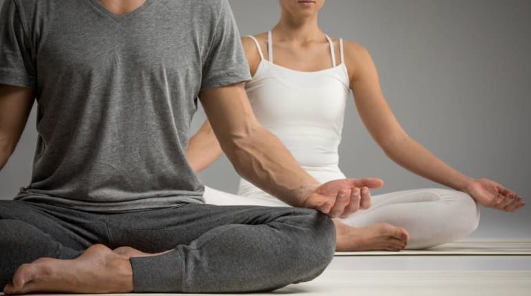 לגוף ולנפש: סדנת יוגה זוגית ומיוחדת לחג האהבה