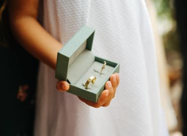 סדנת צורפות: הכנת טבעות נישואין אחד לשניה