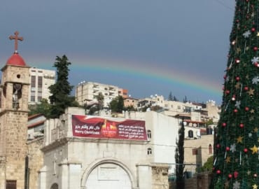 סיור בין סמטאות וכנסיות נצרת באוירת חג מולד נוצצת 