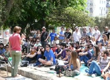 בואו לצחוק בשדרה והשתתפו במופע סטנדאפ על הספסל!