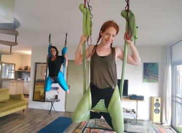 חווית יוגה אוירית בלתי נשכחת (יוגה ערסלים) 2-3 משתתפים