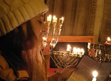 חנוכיות מנגנות בנחלאות: סיור מוזיקלי עם מורת דרך ונגן