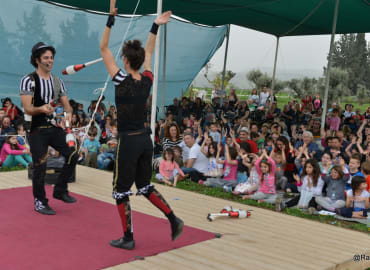 חנוכה בקרקס החקלאי מארח את Onn Off Circus