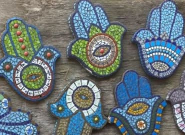 שוברות ומרכיבות מחדש: סדנת פסיפס של חמסה דקורטיבית