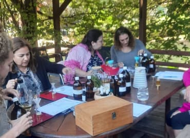 קוסמטיקה טבעית על הנחל: סדנאות ארומתרפיה ורוקחות טבעית