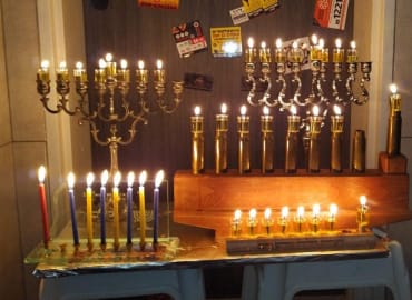 אורות וחנוכיות: סיור חגיגי בבני ברק
