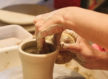 סדנת קרמיקה קבוצתית – קדרות אובניים