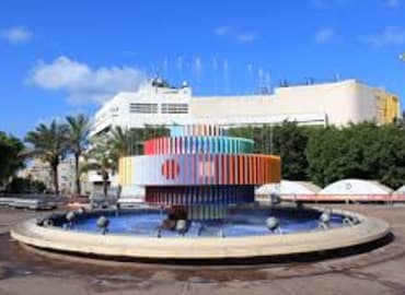 מופע אש ומים במזרקה לצלילי שיריו של אריק איינשטיין