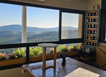 סדנת נגרות על מלא מול נוף גלילי מטריף