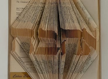 הפכו ספר ישן ליצירת אמנות מרהיבה: סדנת פיסול ספרים