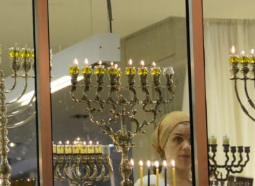 אורות ונרות - סיור חנוכיות בבני ברק
