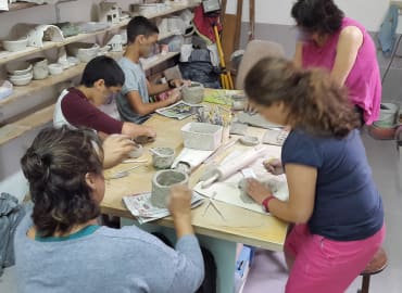 סדנת קרמיקה לכל המשפחה בסטודיו בכפר