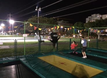 מסיבת טרמפולינות אנרגטית ומעגל שיתוף בנושא בריאות
