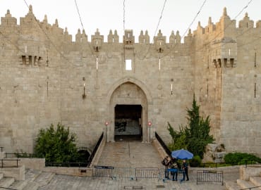 ירושלים מאחורי חומות ושערים
