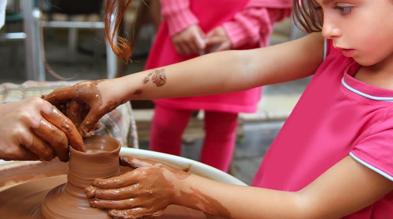 סדנת קרמיקה למשפחה או חברים בסטודיו קסום במושב