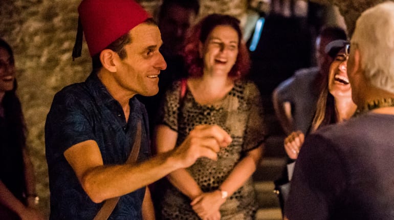 מאפל שטרודל לחזיר הכשר: סיור שחקן בשרונה      