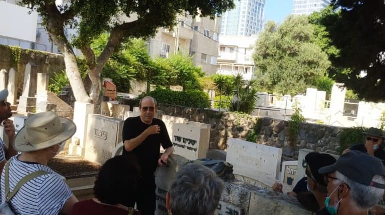 סיפורים, אינטריגות ומסתורין: סיור בבית העלמין טרומפלדור