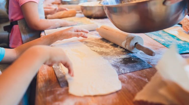מגש משפחתי: סדנה להכנת פיצות להורה וילד